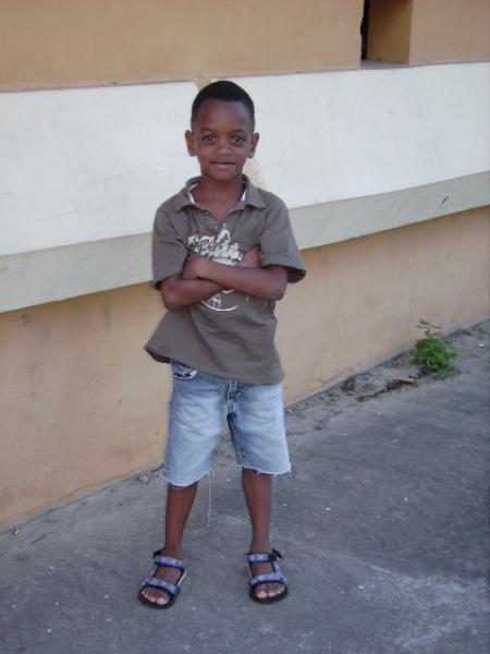 il n'a pas que la ressemblance de son p�re sa va jusqu'au caract�re..il ne veut m�me pas fr 1 effort pr le carnaval...c au + simple !!