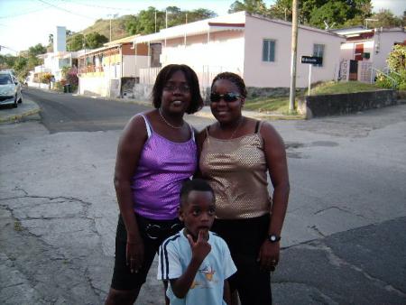 mon fils entour� des 2 sistas !!