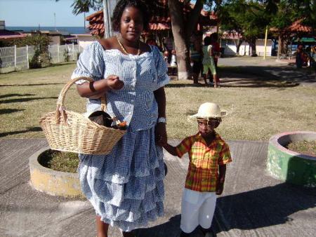 mon filleul ch�wi ek sa maman (sachez qu'elle a encore le panier � la main mais qu'elle avait d�j� mang� ttes les cacahu�tes!!) TMTC...