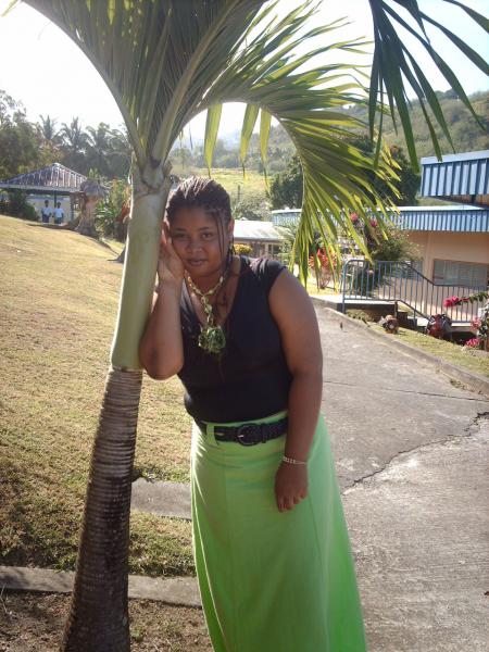 heureusement qu'il y a ce palmier , la sista serait tomb�e par terre