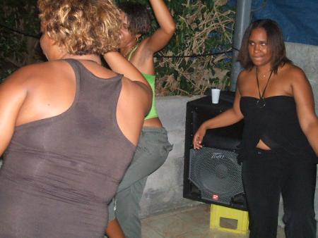 Levez la jambe gauche, ���� sautez ! sautez ! sautez !