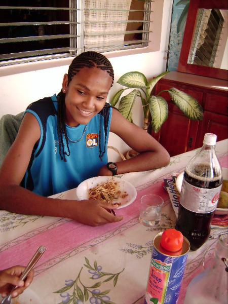 Didy prend son d�jeuner � l'heure du go�ter  � la maison...lol