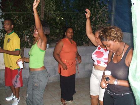 Les mains en l'air �pi nou k sot� sot� sot� !!!