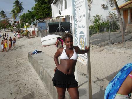W� w� w� miss Momo o 3 ilets, elle se tape la pose 100 moi !!