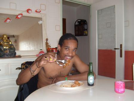y�p !! mon vieux fr�do � table...tjr ek sa bouteille..( le papa 2 mon fils )