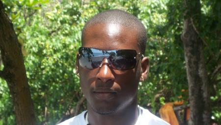 ce mec � l'r de nicholas anelka et on dirait corneille 100 les ch'veux mais ki est il ? oooooh c j�r�m ?