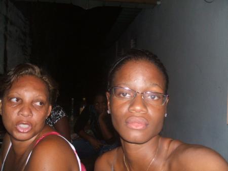 Ce sont elles qui m'ont baigner de champagne le soir de mon annif !! Ek m3 c coup donn�-coup rendu...Pr�parez-vs les filles !!