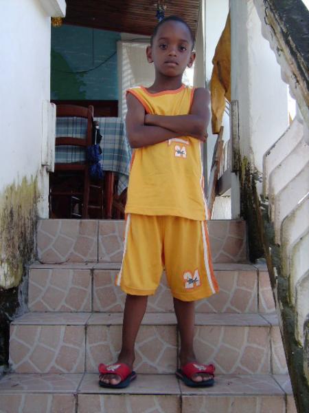 Il joue au pti bonhomme s�rieux...il est fort, hein?